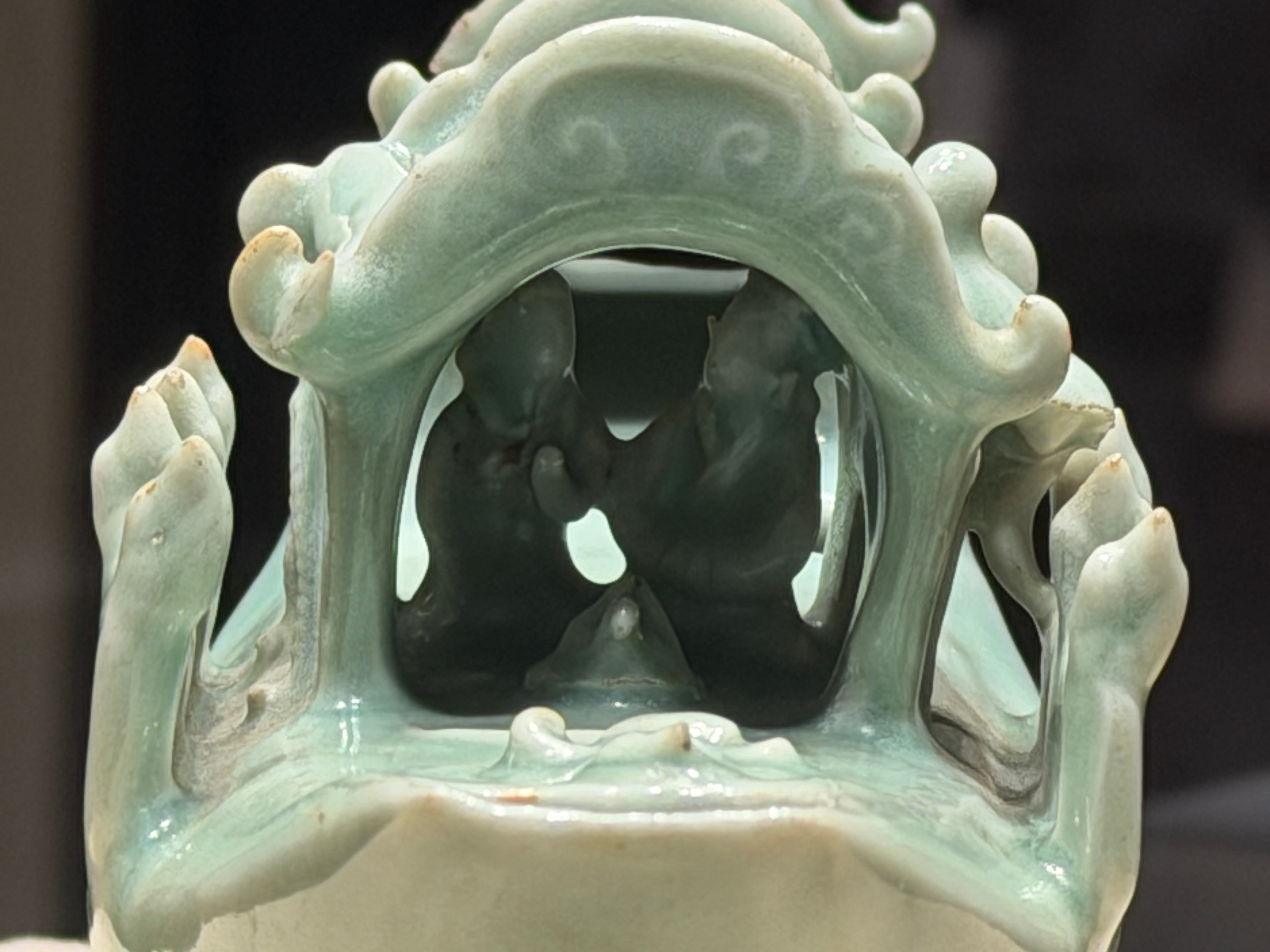 元龙泉窑青瓷舟形砚滴，国家一级文物，浙江省博物馆藏，位列浙博十大镇馆之宝。胎骨致
