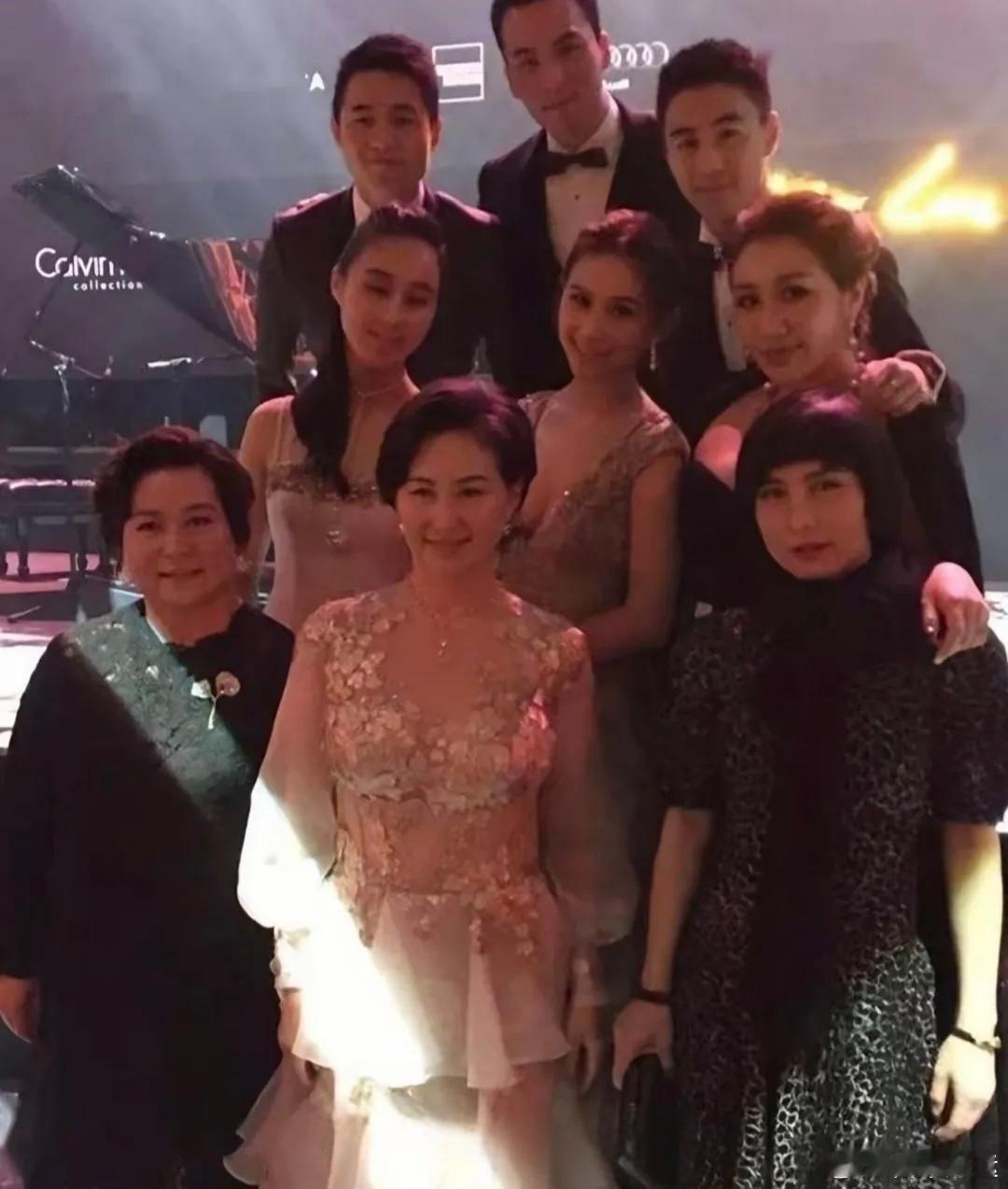 何猷君发文悼念何超蕸何猷君深夜晒照悼念“家姐”何超蕸，称其“总是冒泡、搞笑、勤劳