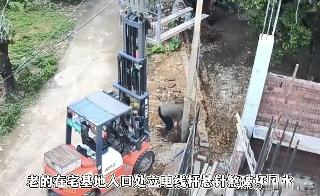 独生女萌萌回村建房，结果被邻居各种使坏，又是把车停她宅基地上，又是搭铁栅栏拦着不