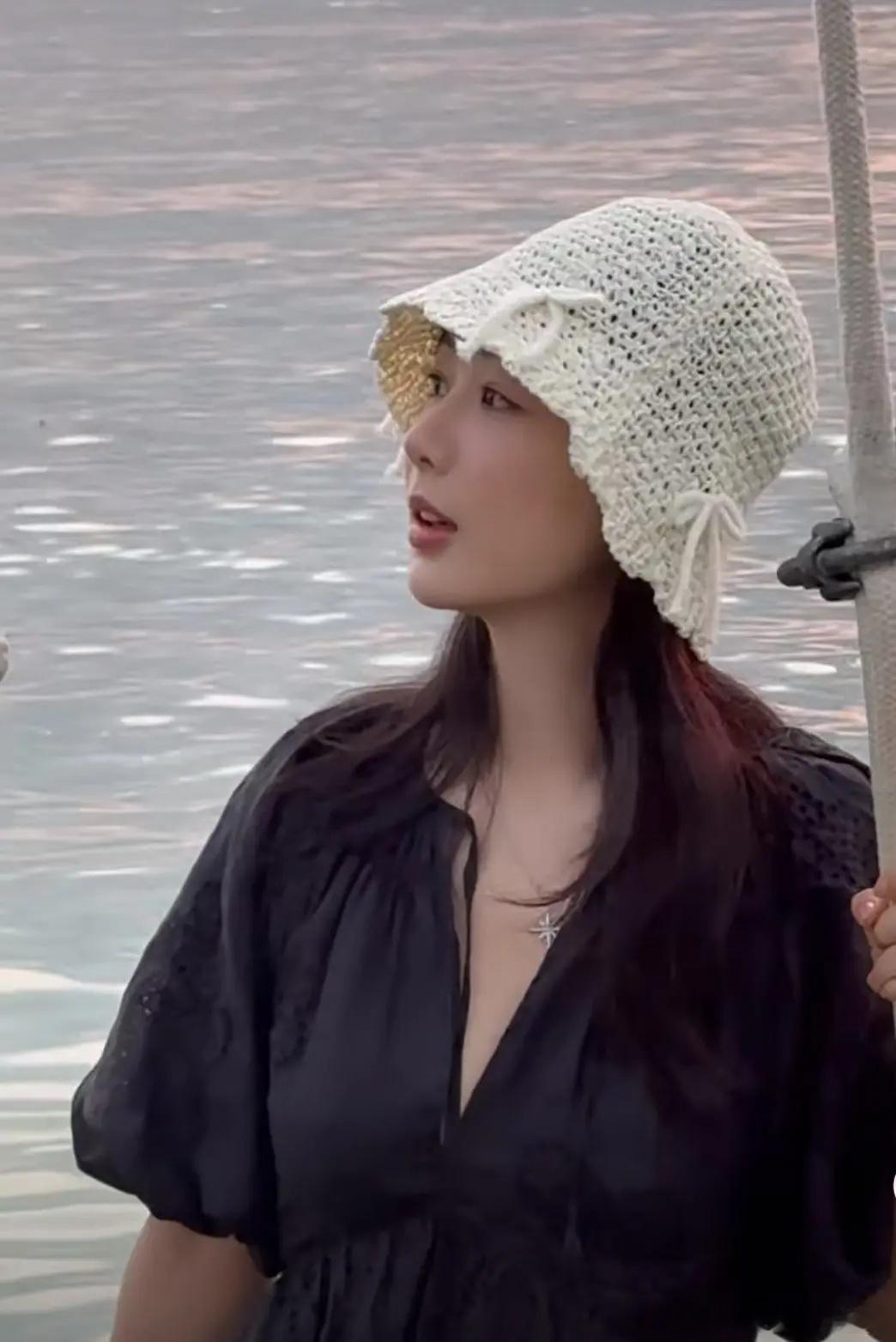杨紫这套帽子想装嫩 衣服又像老年人穿的那种 整体很不和谐 ​​​