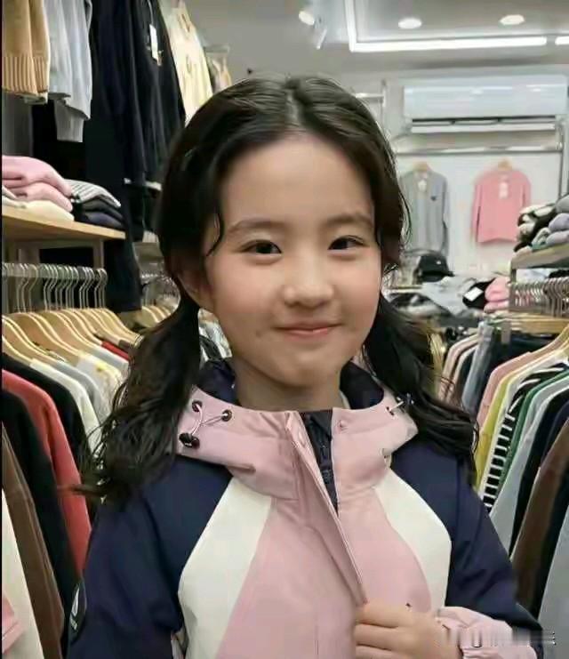 网友在商场偶遇到一个长得特别像刘亦菲的小女孩，五官、脸型、梨涡，甚至神态都神似，