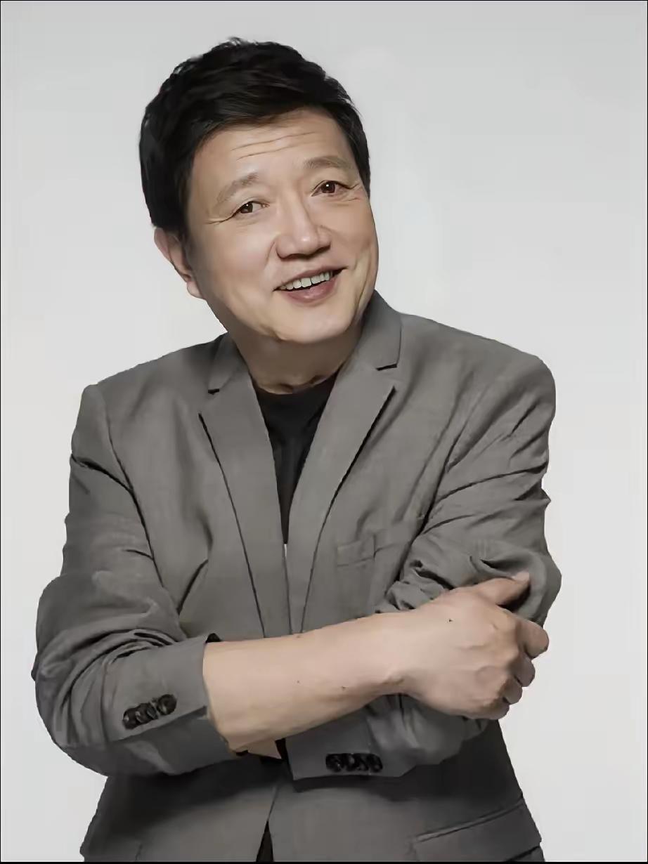 谁能想到秦焰老师骤然离世，
圈内惋惜声一片，
但真正戳心难过的，不是他家人，也有