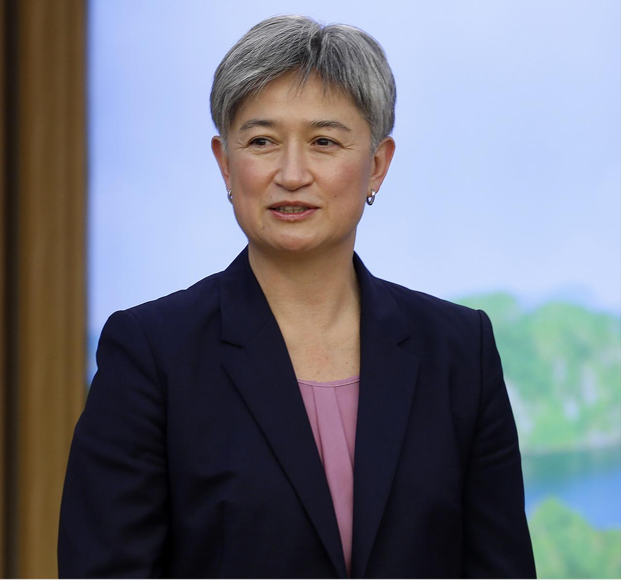 澳大利亚外长黄英贤发表声明，7月21日，针对中菲在仁爱礁发生冲突后，澳大利亚外交