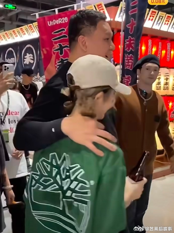 车澈曾当李嘉格面抱乃万车澈乃万李嘉格同框视频 三人同框画面好温馨！车澈的拥抱充满