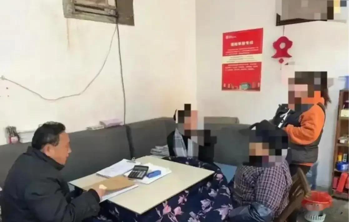 就在湖南永顺，一名已婚女医生和男同事在车内发生关系，事后又在宿舍发生了关系，女方