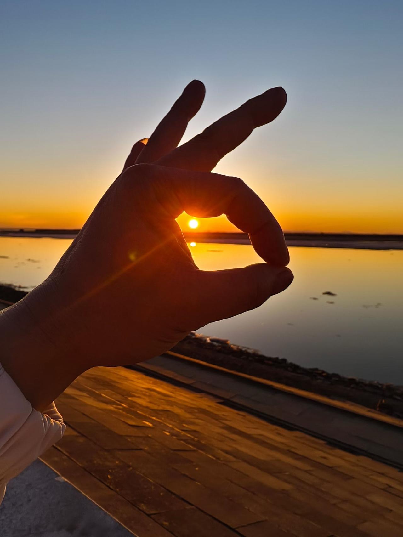 我随手拍过不少绝美落日余晖照。有一次去肃南明花乡，拍到了草沟井古城的落日。晚霞如