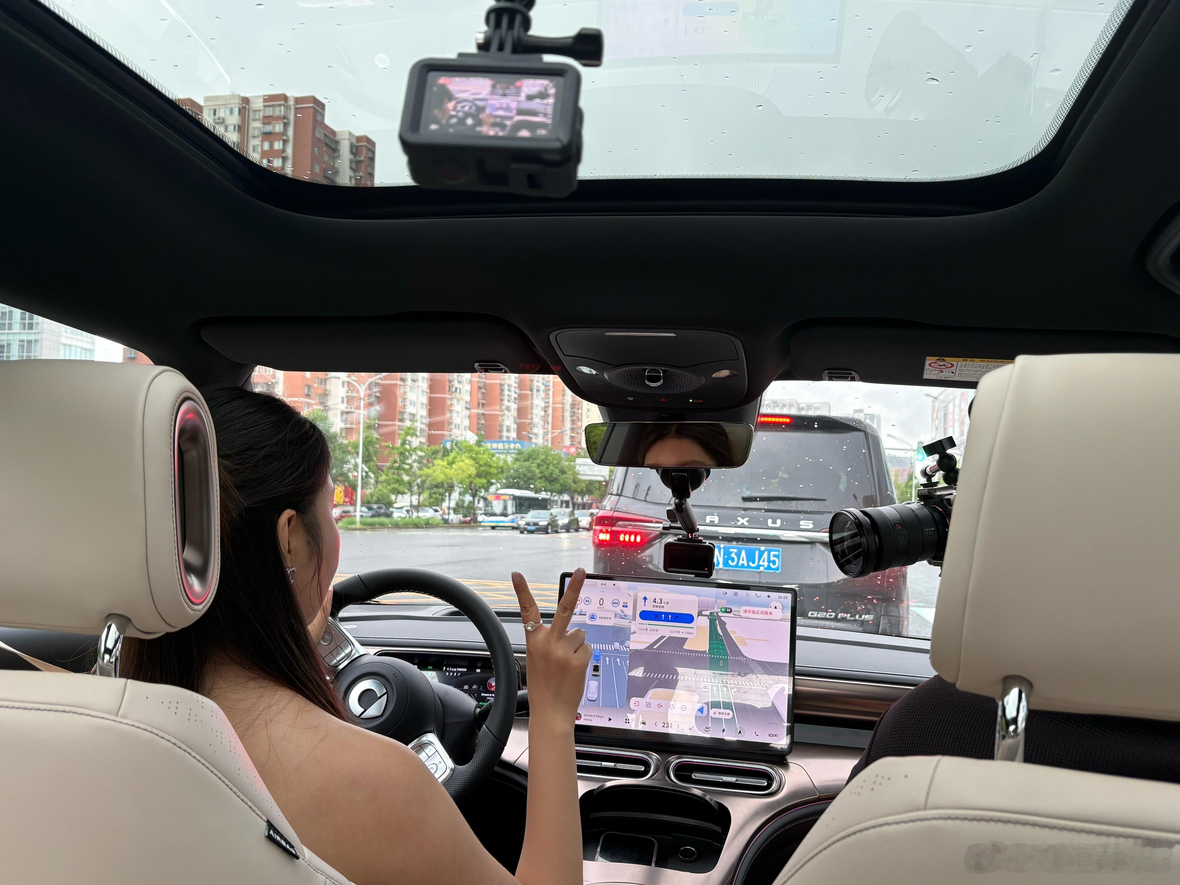 “战地”记者上线：报告！北京前线还没有下暴雨依旧在努力工作