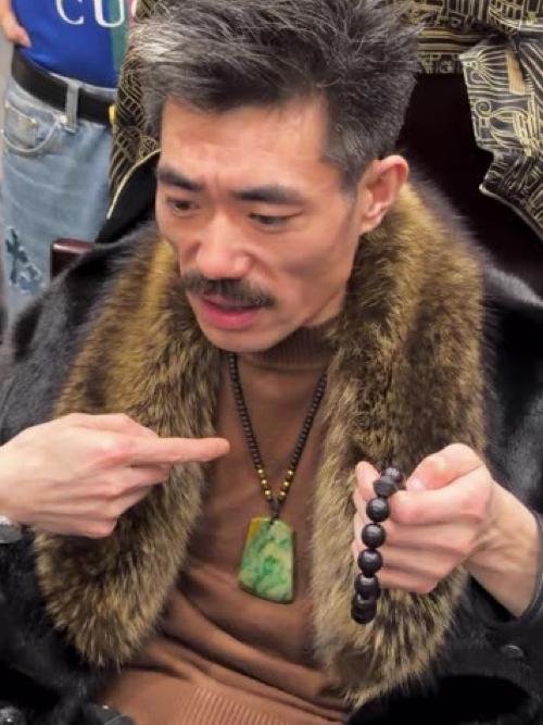 阿四拍摄视频的时间曾经发生过一次冲突。当时阿四给了一个在地下通道里睡觉的年轻人3
