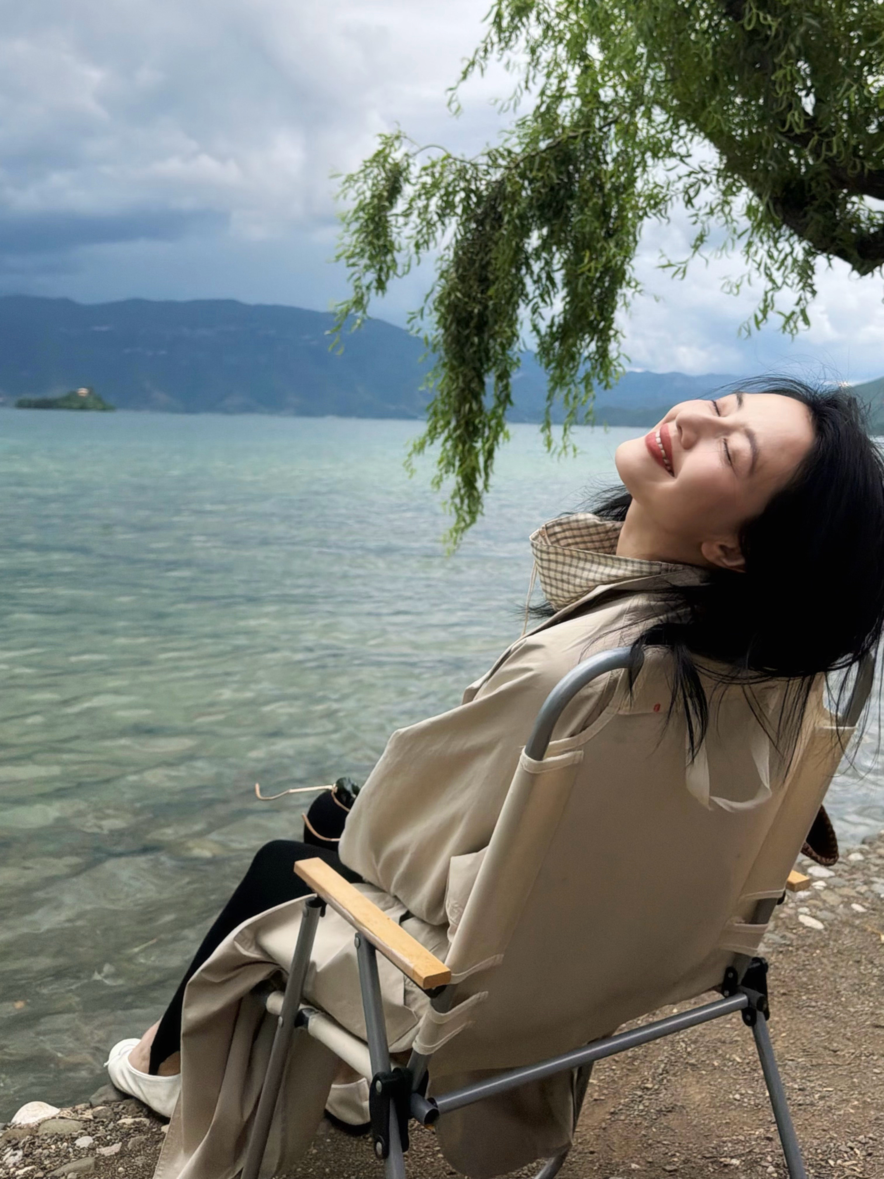 高圆圆我的头像又有了高圆圆好松弛的美丽谁能拒绝高圆圆这种松弛感美貌！置身湖光山色