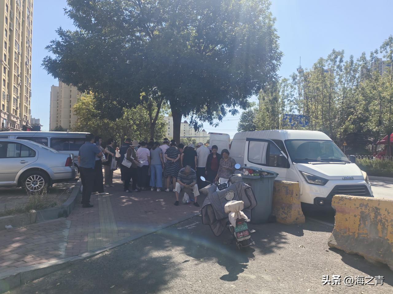 马上就快过节了，路上途径一个路边摆摊卖海鲜的，被大姨大妈大爷们围住，我也进去看看