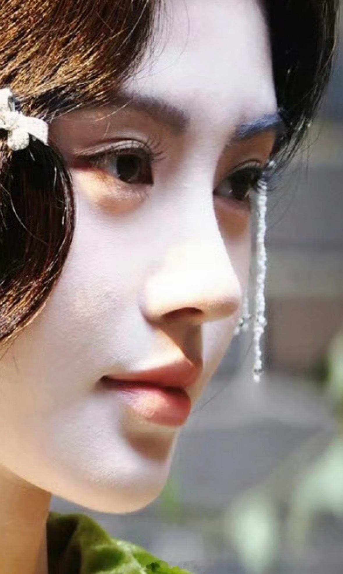 鞠婧祎万花世界粉丝出的路透图。高清生图可以看出脸部的状态一点没崩，这下没人敢说她