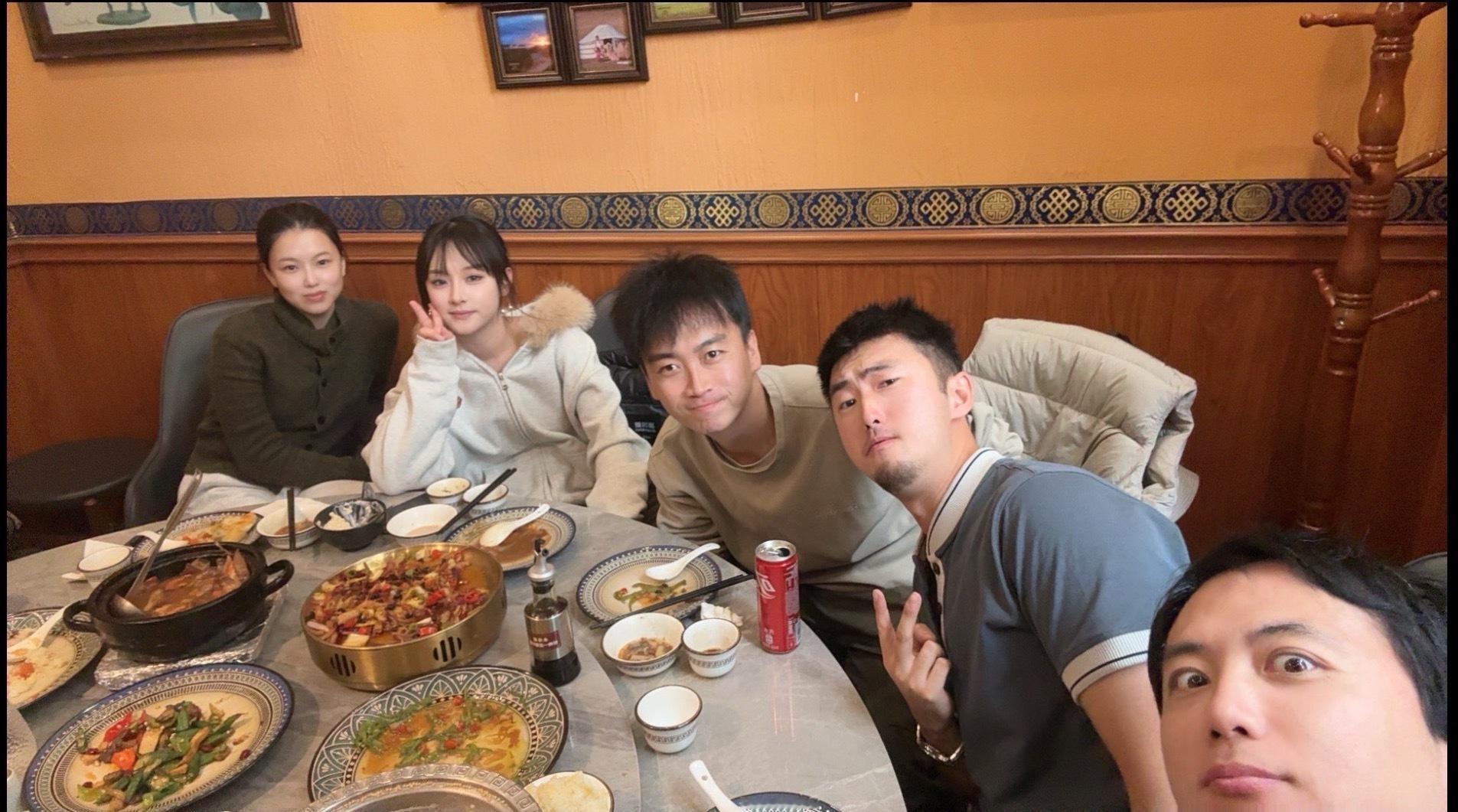 好久没来上班了喊妹妹们吃个蒙餐跟妹妹们拍照，显的年轻北京的格日勒阿妈，比较融合菜