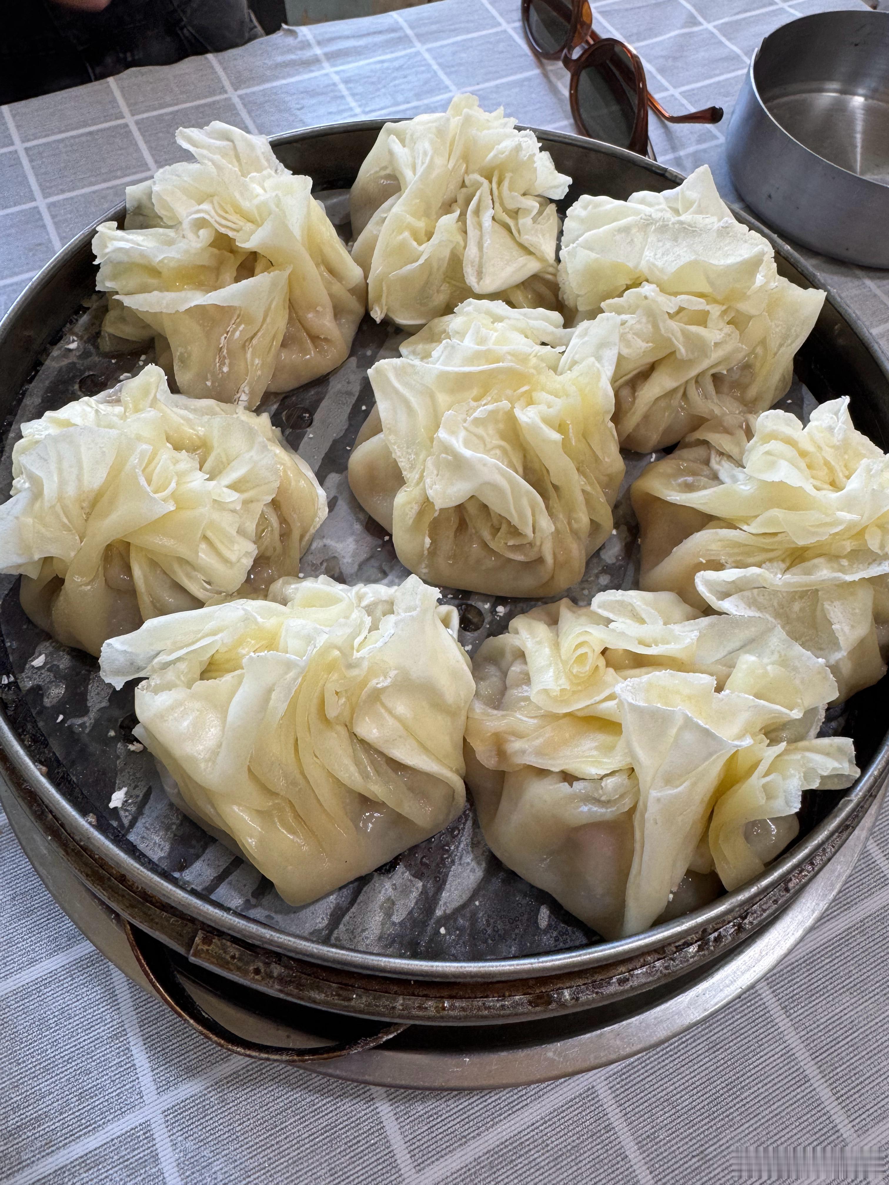 呼和浩特烧麦遍地都是别看网上网红店随便小区门口找一家能开五六年以上的都没问题羊杂