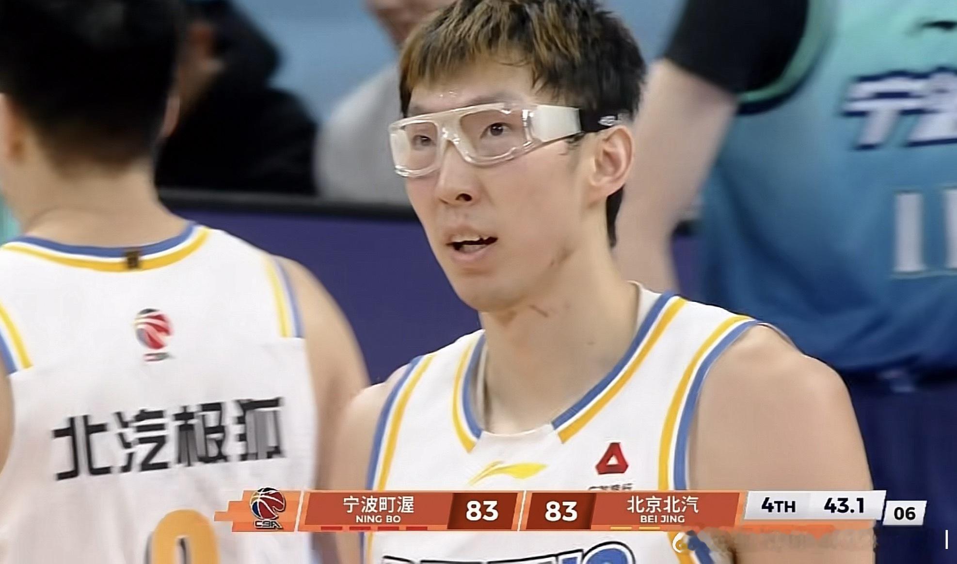 关键时刻的罚球，许利民教练没好意思让周琦受伤下场治疗，老派教练过于保守了宁波男篮