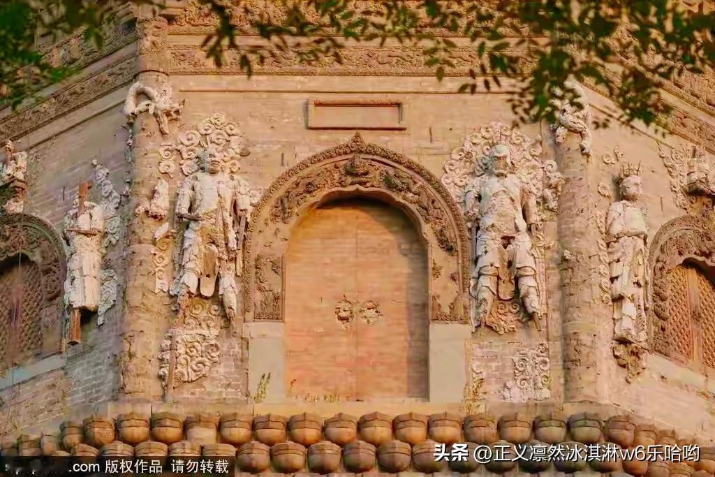 北京的古建筑简直是宝藏打卡地！下雪时，故宫绝对是yyds。雪花飘落紫禁城，每一帧