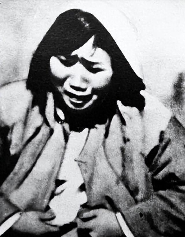 1894年，持续4天3夜的旅顺大屠杀中，一名日军正要割下一名母亲的乳房，2岁的女
