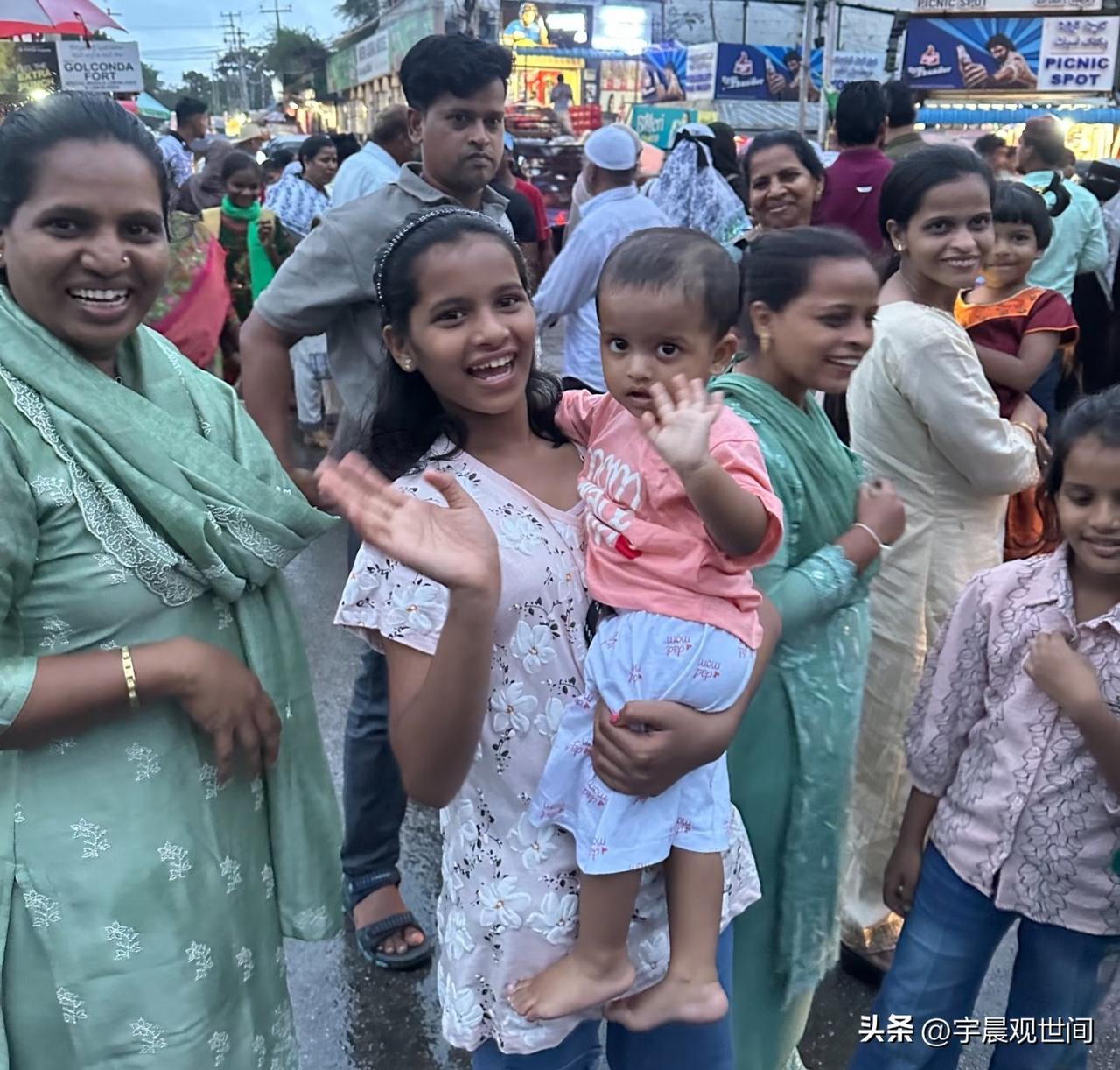 今天来印度出差了，我第一次真正感受印度。
通常大家都会选择只待在酒店休息，
很幸