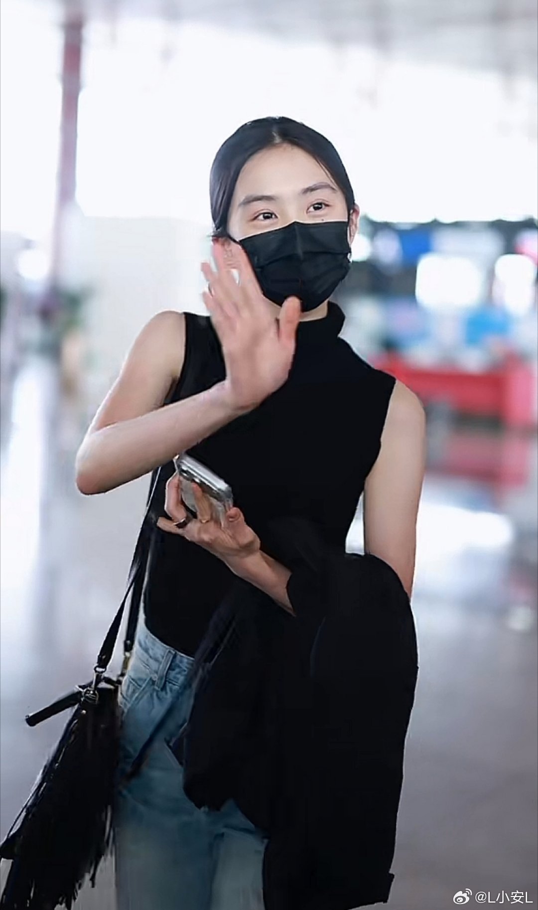 黄多多这天生腕线过裆，臂展远超同身高女生。完美继承妈妈孙莉的舞蹈骨架，直角肩、天