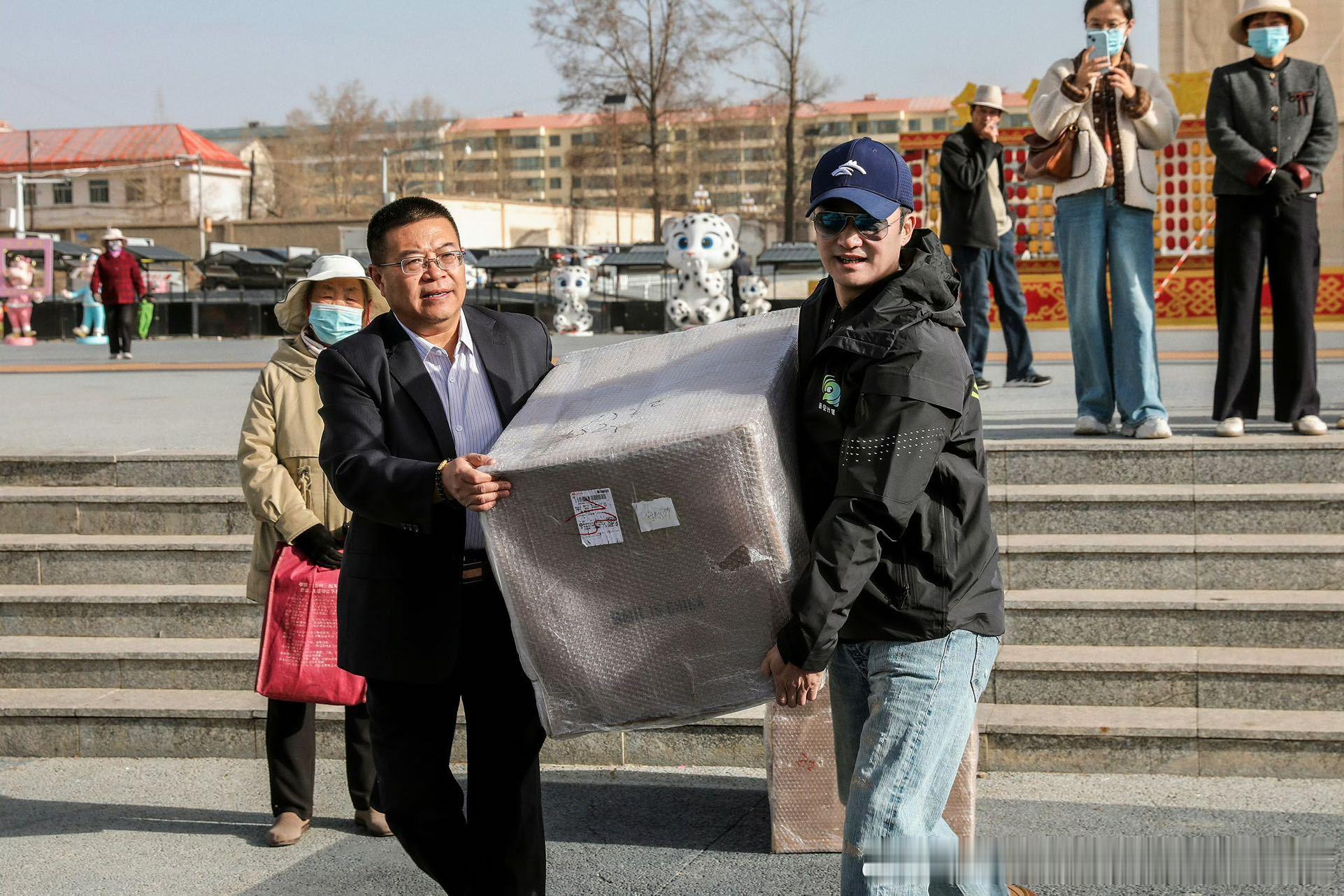 吴京谢楠驰援广西 听·见计划发起人吴京谢楠夫妇向广西捐赠紧急物资。吴京和谢楠总是