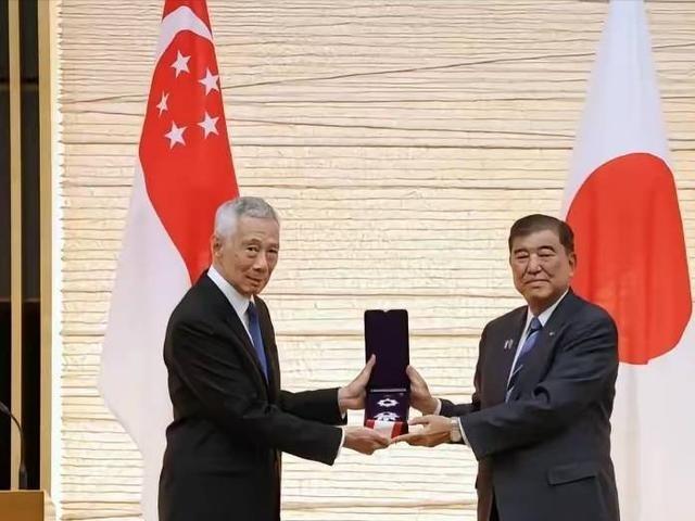 每次中日有摩擦，总有个国家安静得有些反常，这个国家就是新加坡。

新加坡这个国家