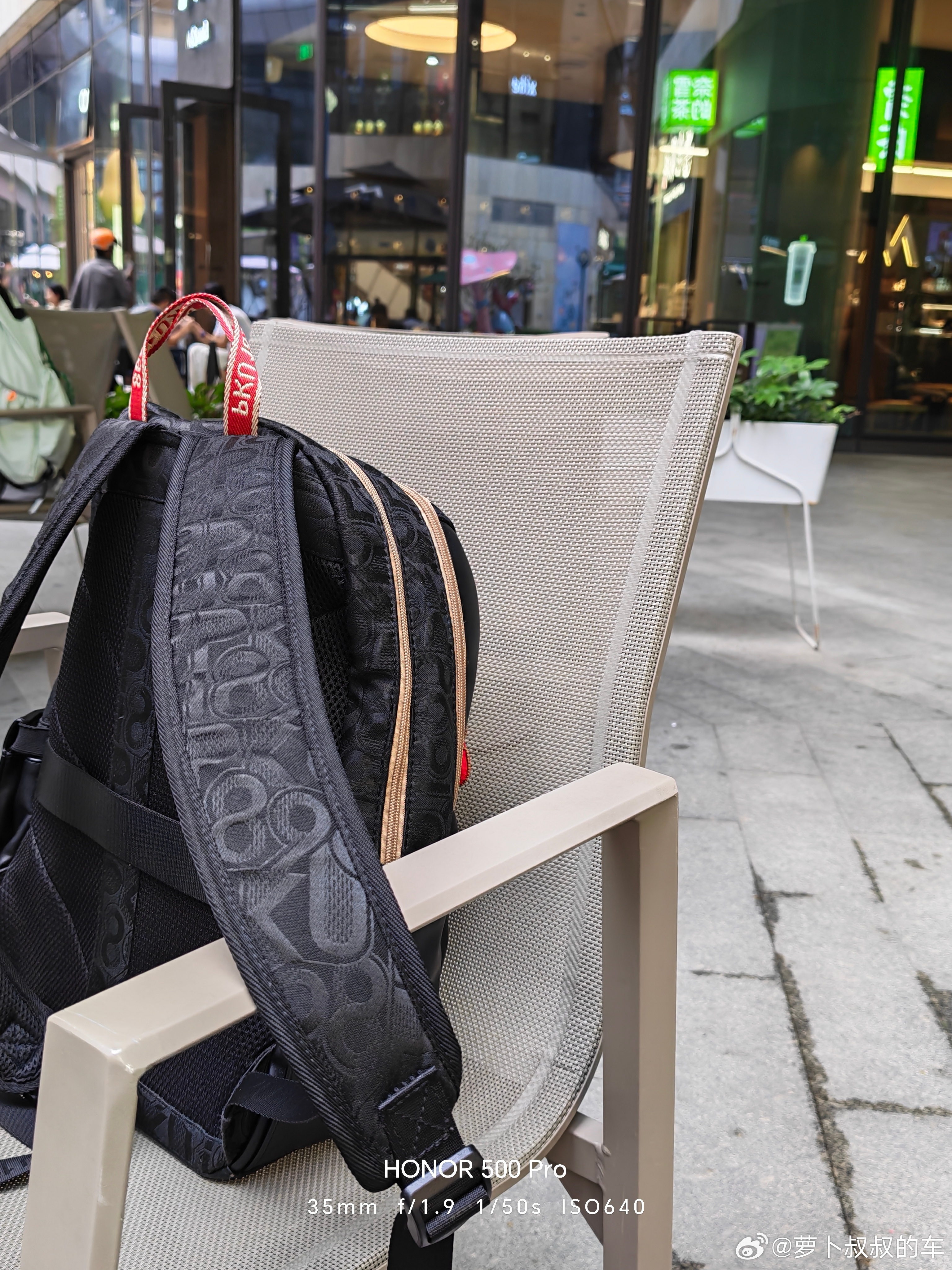 你真不知道网络上是什么人，在奈雪的户外区域，听见一位美女在直播讲股市，一会是美国