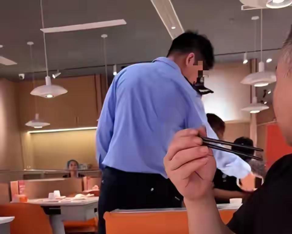 青岛一男子餐厅吃饭被误抓 警方道歉：和离家女孩“撞脸”了

这两天青岛一起“抓错