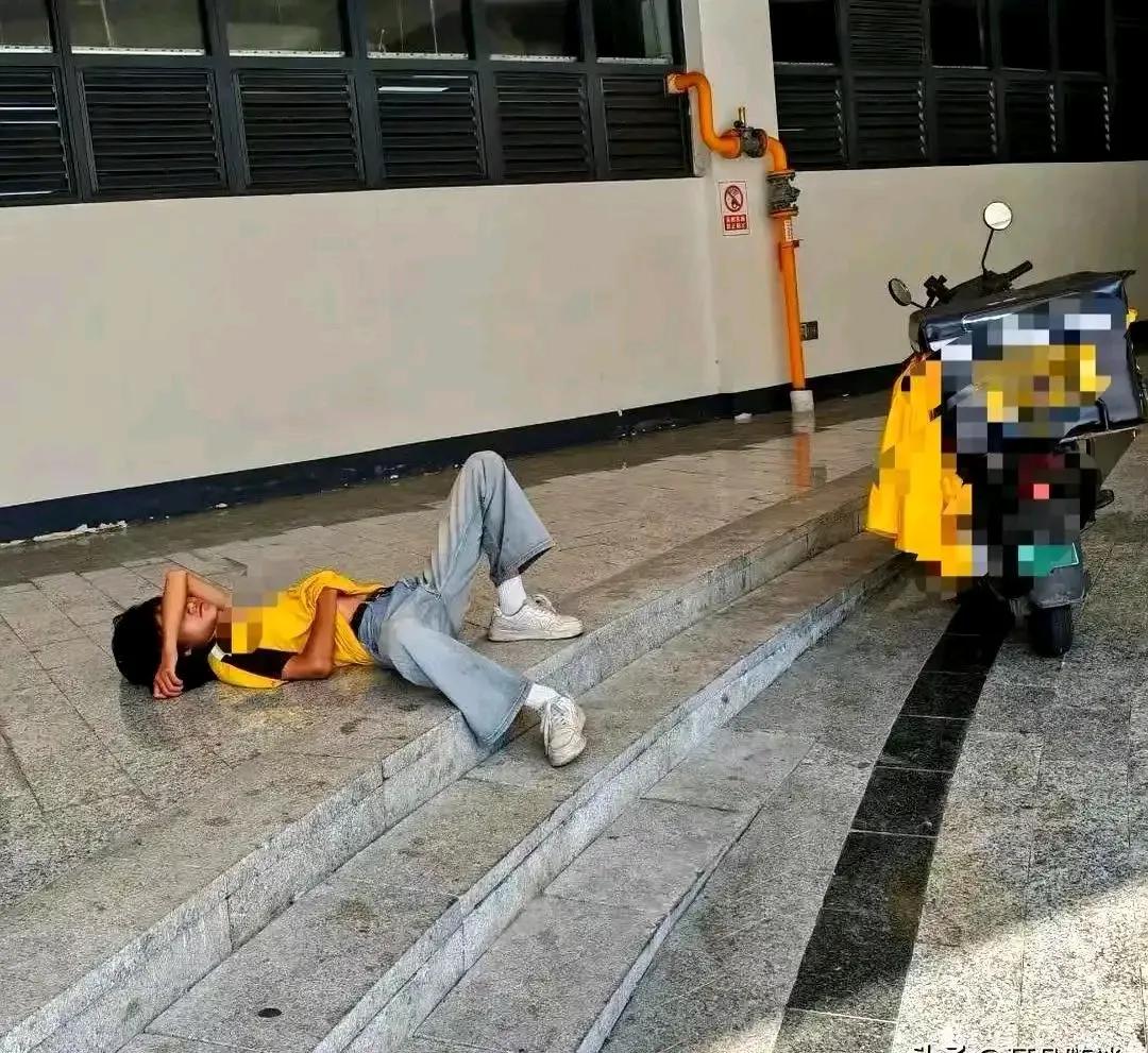 外卖洒了一点汤，顾客拒收投诉，平台扣了36块——一个大男人蹲在街角哭到崩溃。如果