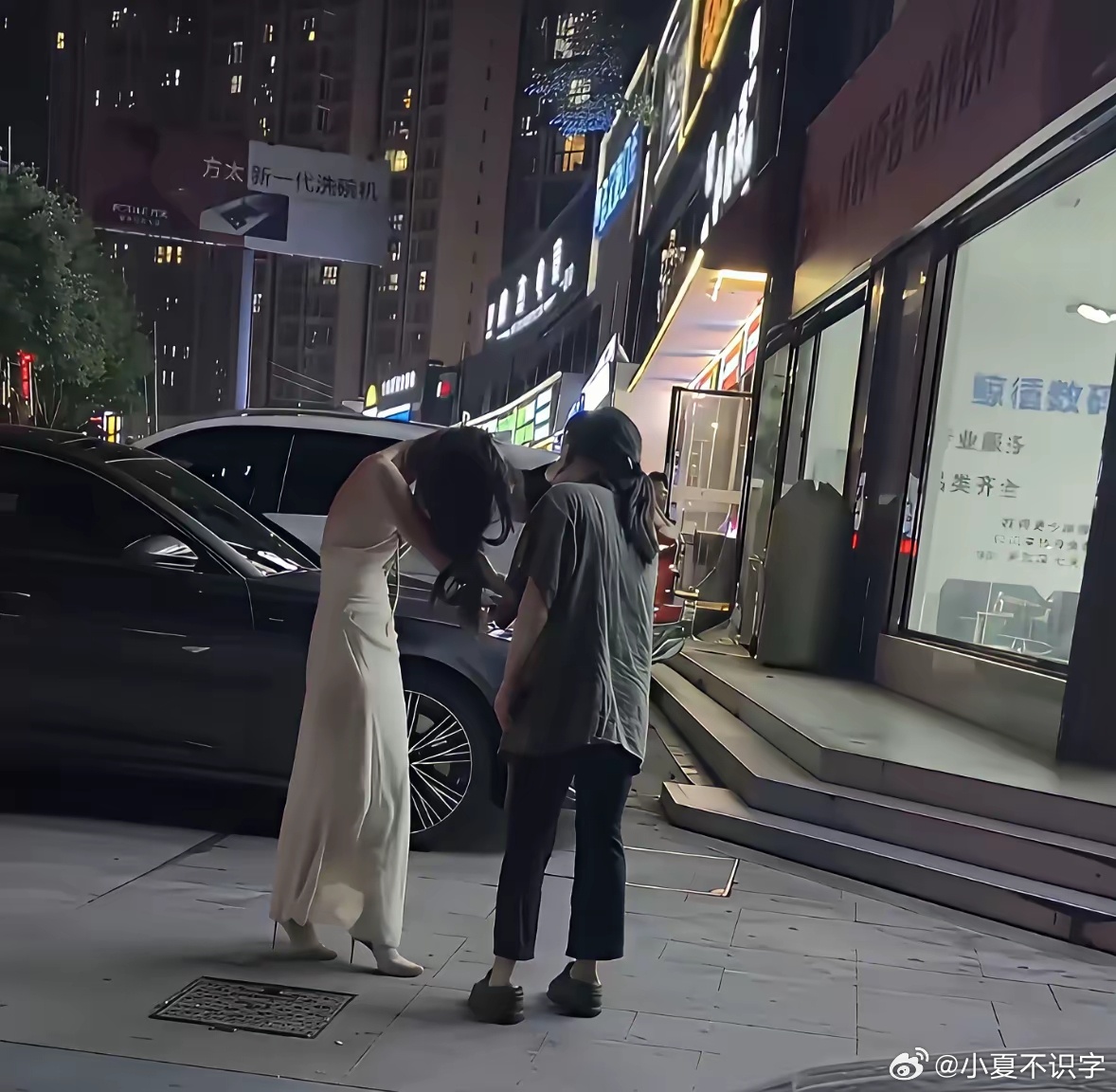 比挨打更惨的，是打完以后。 网上那段视频传疯了，她扯烂的白裙子、满身的抓痕，被截