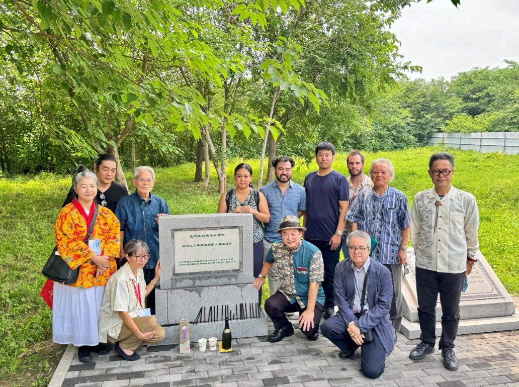 最近，琉球学者和民间代表来到北京通州，在修缮中的琉球国人墓地遗址祭祖。他们身着传