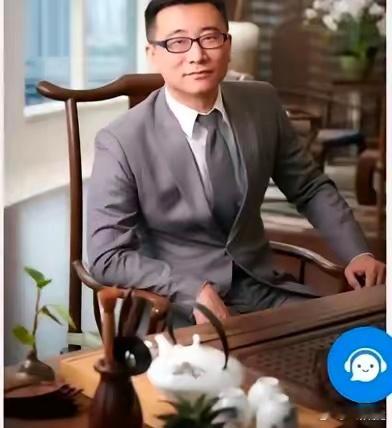 许垚的眼神一看就非常的阴鸷，狡诈，而且还看起来非常的小气，给人一种很不舒服的感觉