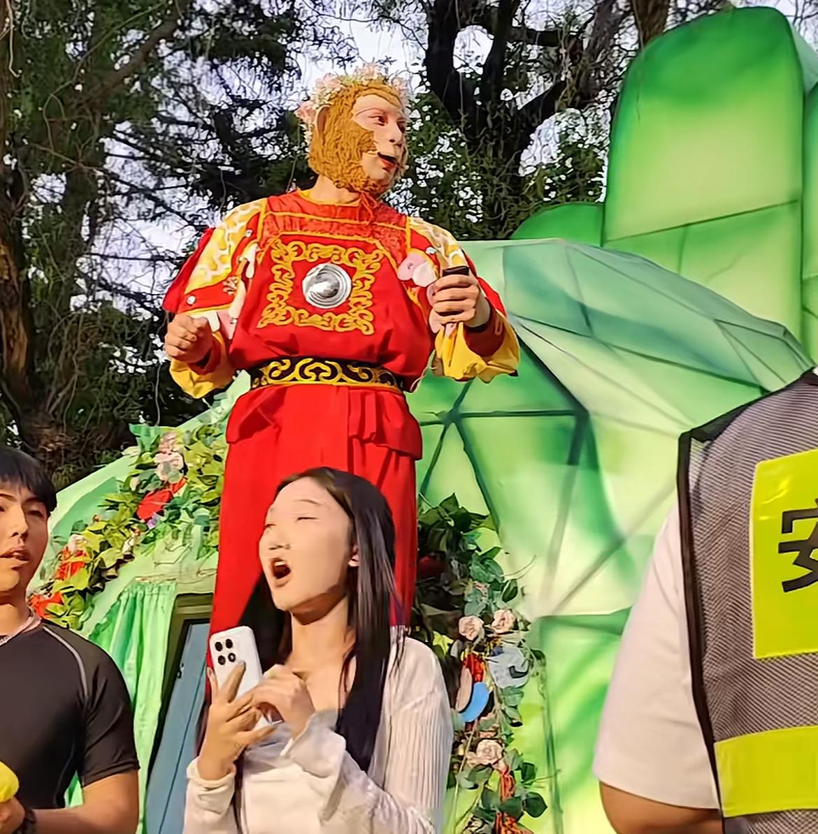 “雪饼猴”铁柱大喊抓变态，有男子公然在景区偷拍女生裙底。
现场画面曝光，不过铁柱