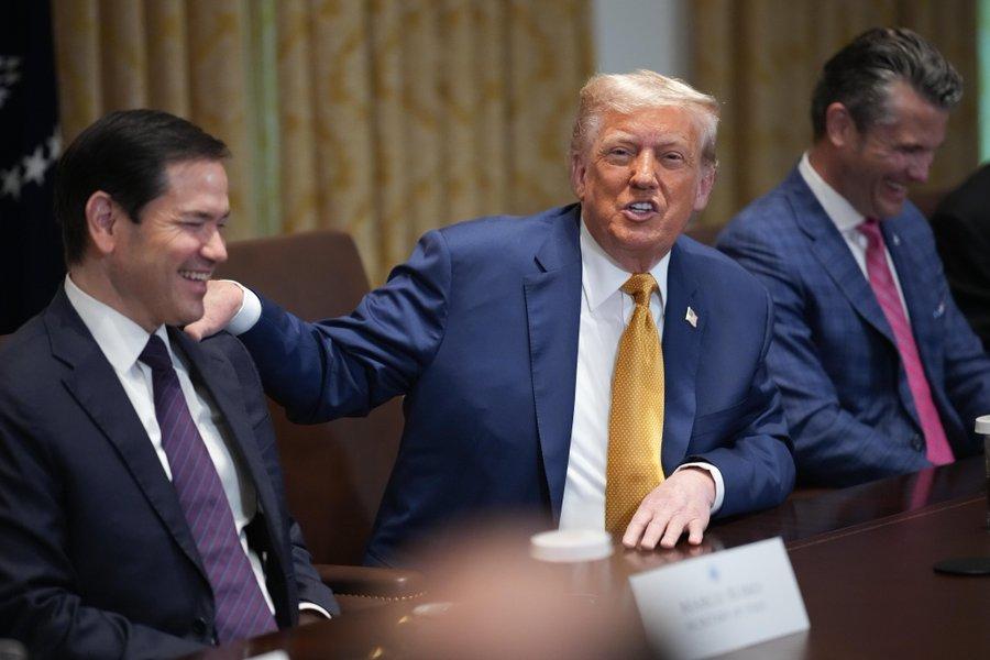 突发：特朗普将于周一晚在白宫会见国家安全高级官员，讨论委内瑞拉问题的下一步措施。