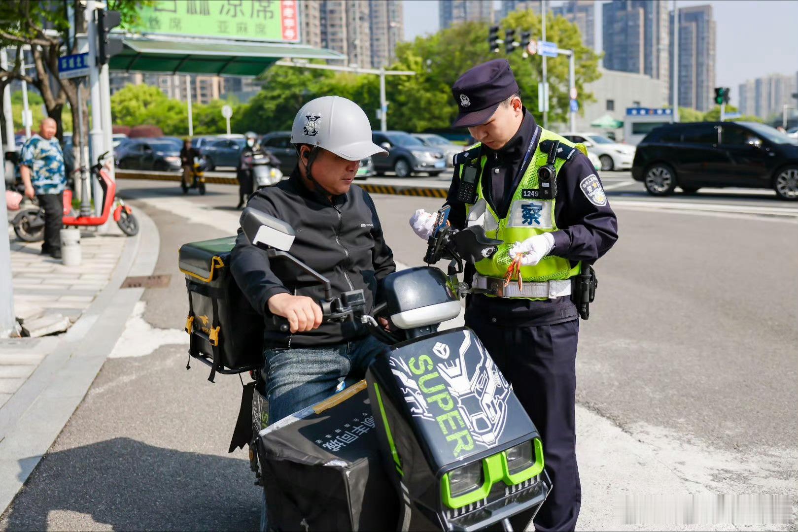 宁波街头骑手不送外卖送福袋今天在宁波收到骑手的福袋啦！美团骑手暂停送餐当文明宣传