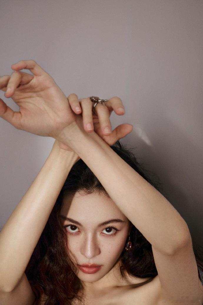 钟楚曦陈伟霆舔手蛋糕吻 在这场爱情游戏中，钟楚曦巧妙地保持着距离，而陈伟霆则静静