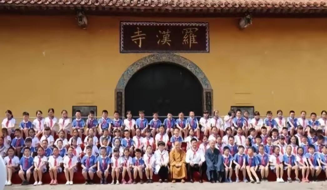 2008年汶川大地震发生后，出现了一个至今无法用科学解释的奇迹：地震过后，竟有1