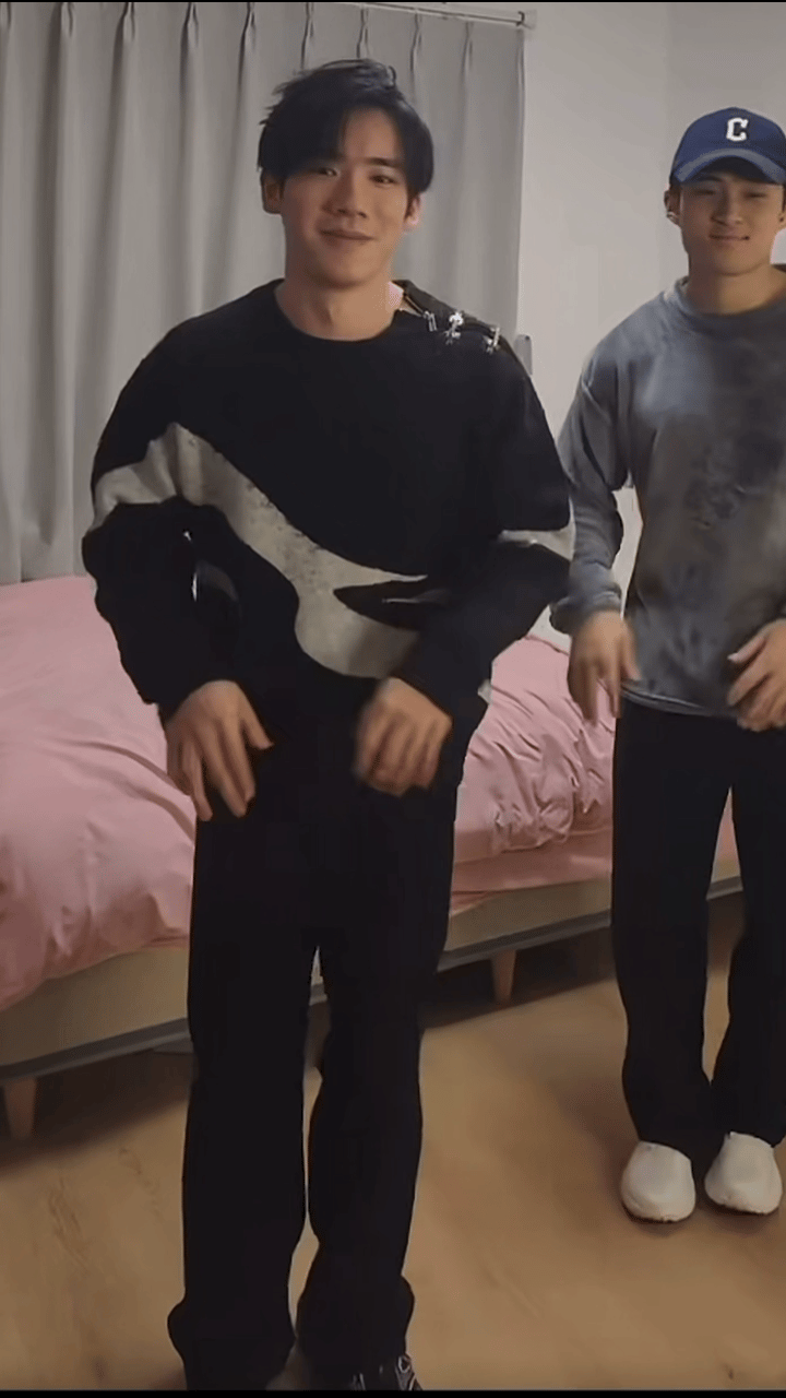 有个小可爱在偷笑，萌死我了 