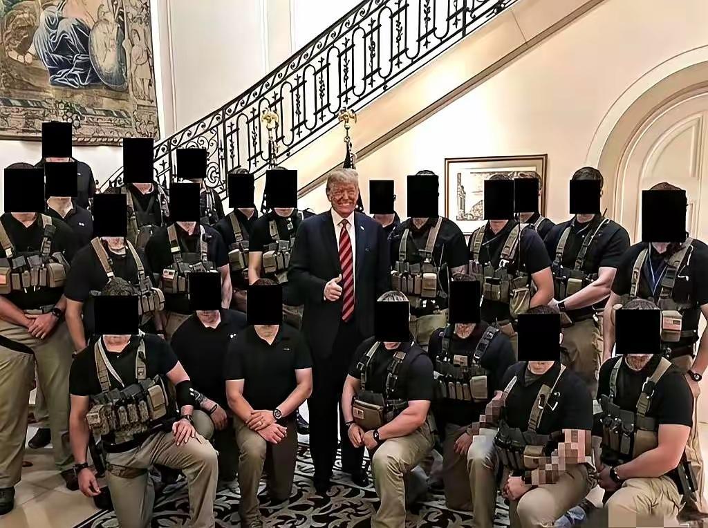 一张照片，撕碎了多少军迷的幻想！
美国总统身边站着的这群“三角洲”硬茬子，没有电