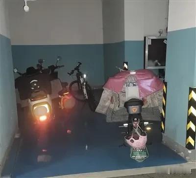 大同铂蓝郡·花千树小区地库停放电动自行车存在安全隐患
        小区 “每