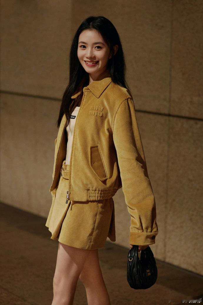 #刘浩存出发巴黎时装周# 浩存的时尚选择，姜黄色条绒套装，巴黎时装周上定能引领潮