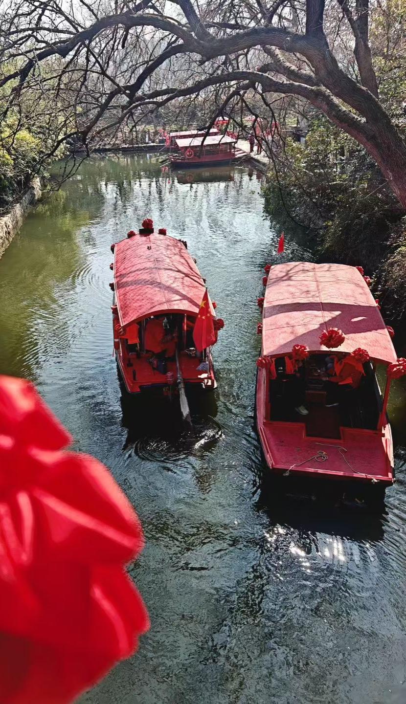 天南地北大拜年红船载着春光，在水面犁开细碎的金波，连风里都漾着热闹的年味。