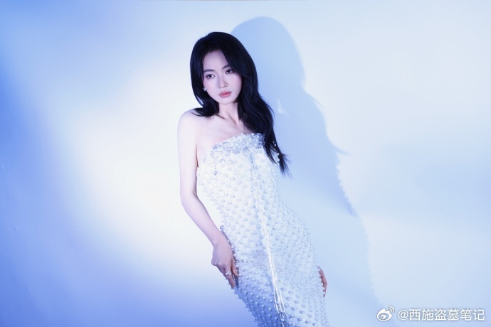 吴谨言带案板来宣传新剧吴谨言带案板来宣传孟廷辉 吴谨言认真推介新剧，手持专属宣传