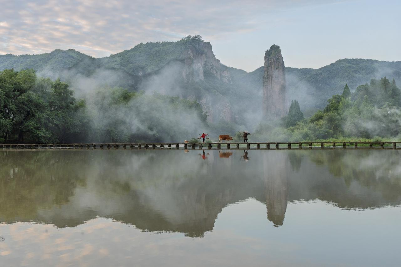 《一画一境界，一景一乾坤》

同一张仙都原图，在后期笔墨下变幻出万千气象。
从青