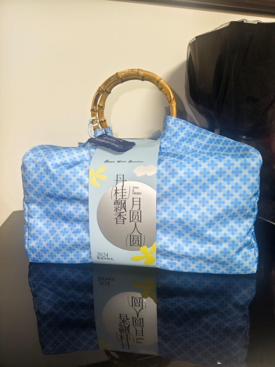 收到微博的月饼，明天当早餐刚好 ​​​