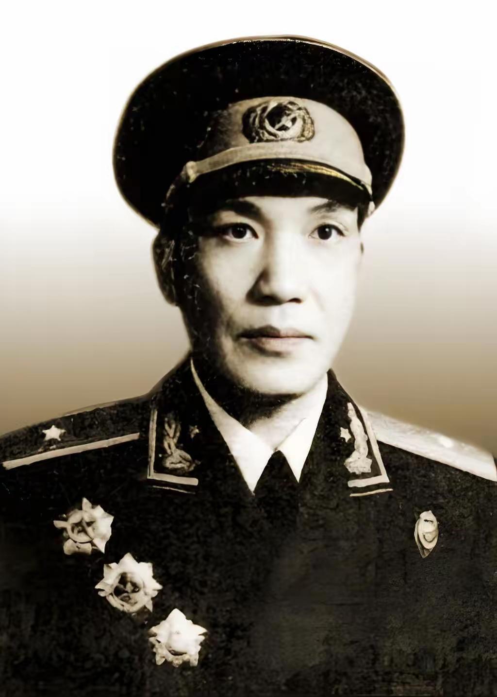 1949年四野部队南下来到湖北，一位解放军战士忽然在路边看到一位老妇人，手拿着一