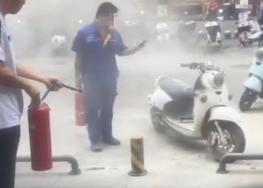 【玉林某大型商超门口一电车发生起火】5月17日，网友爆料称：玉林市某大型商场超市