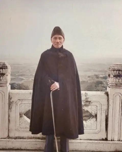 1946年夏，国民党整编第74师参加内战前，蒋介石特地微服私访该部。由于轻易就进