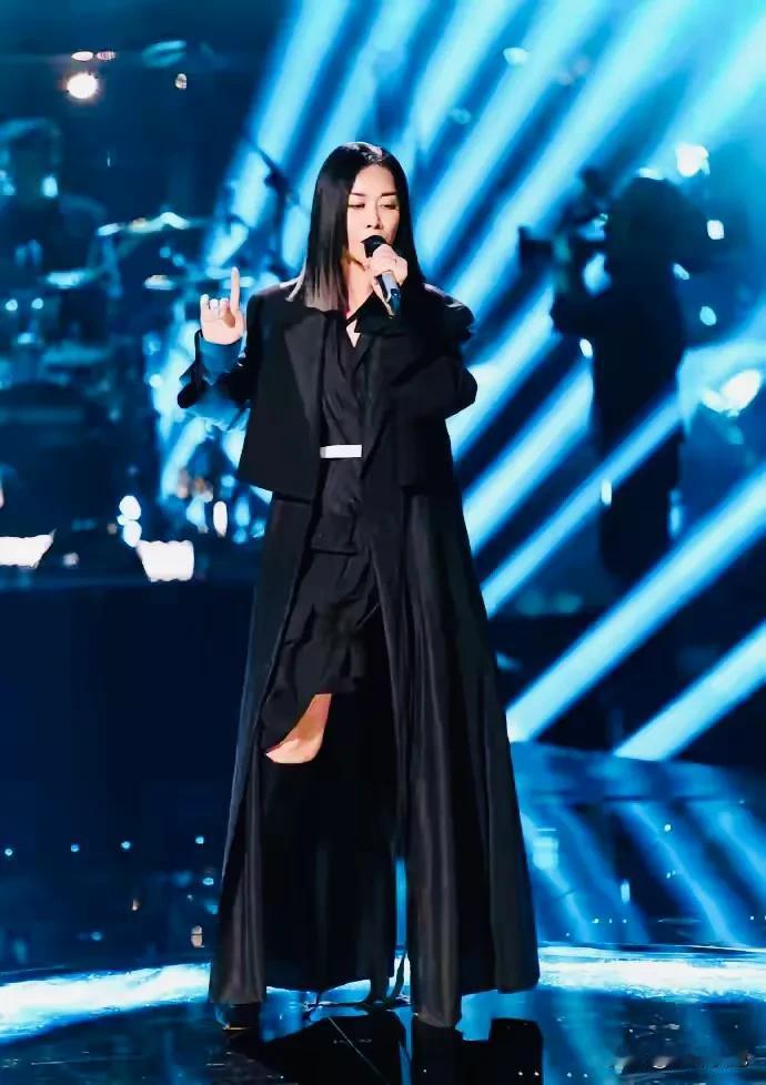 听那英唱《挣脱》，看她的感觉仿佛回到了20多年前，编曲也有二零零几年的感觉，有《