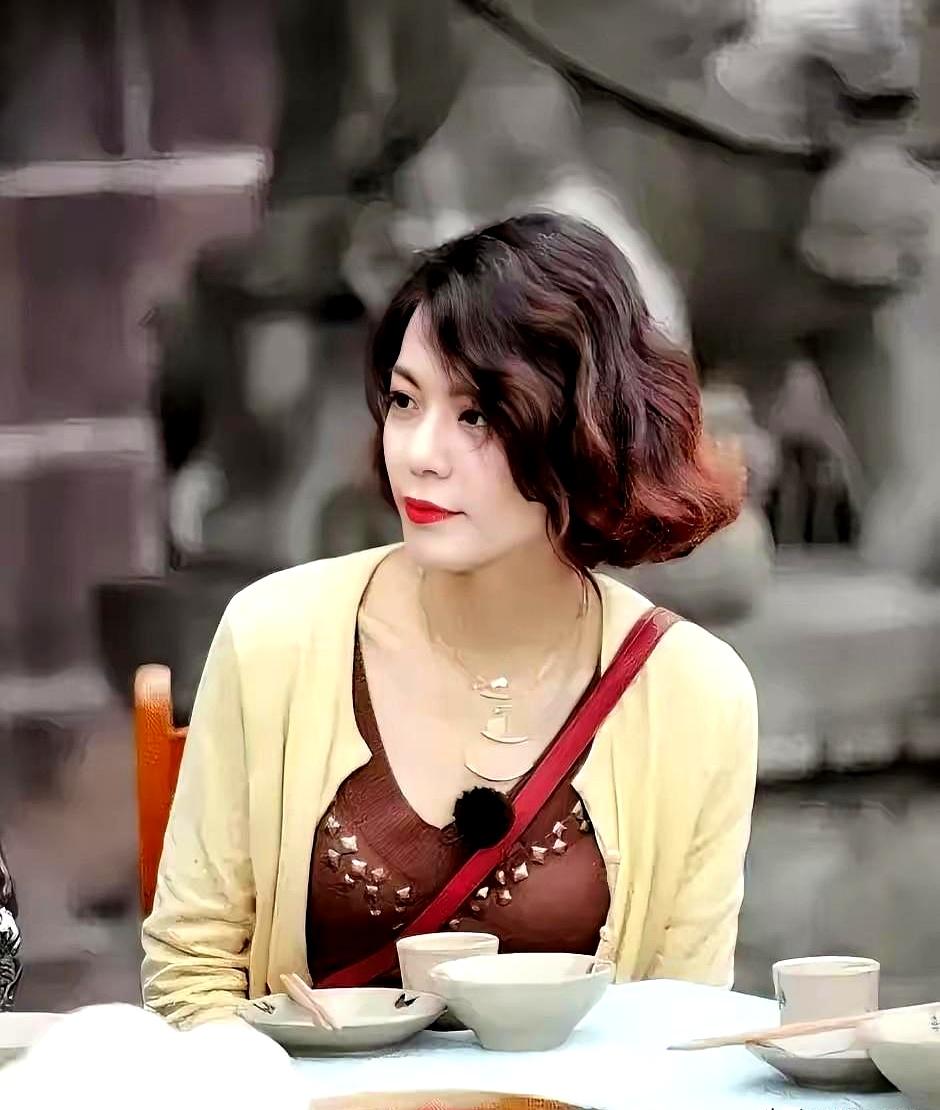 看到陈果教授那番关于“花期”的论调，真是让人五味杂陈。
多少高知女性被所谓经济独