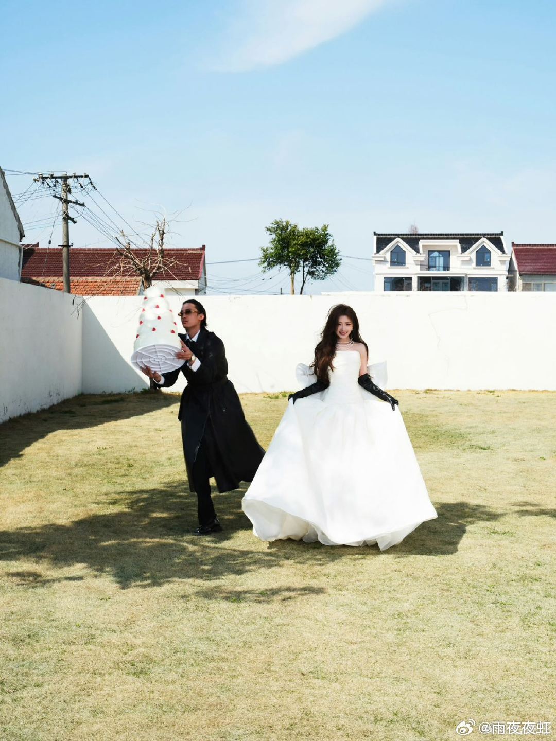 毛晓彤抹胸白裙谁懂这种又甜又飒的感觉！毛晓彤身穿抹胸白裙，温柔温婉中藏着不羁，轻