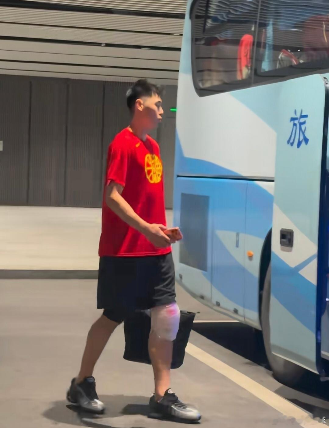 中国男篮晚上热身赛名单出炉，队长赵继伟领衔，高诗岩回归，广东队崔永熙、焦泊乔两人